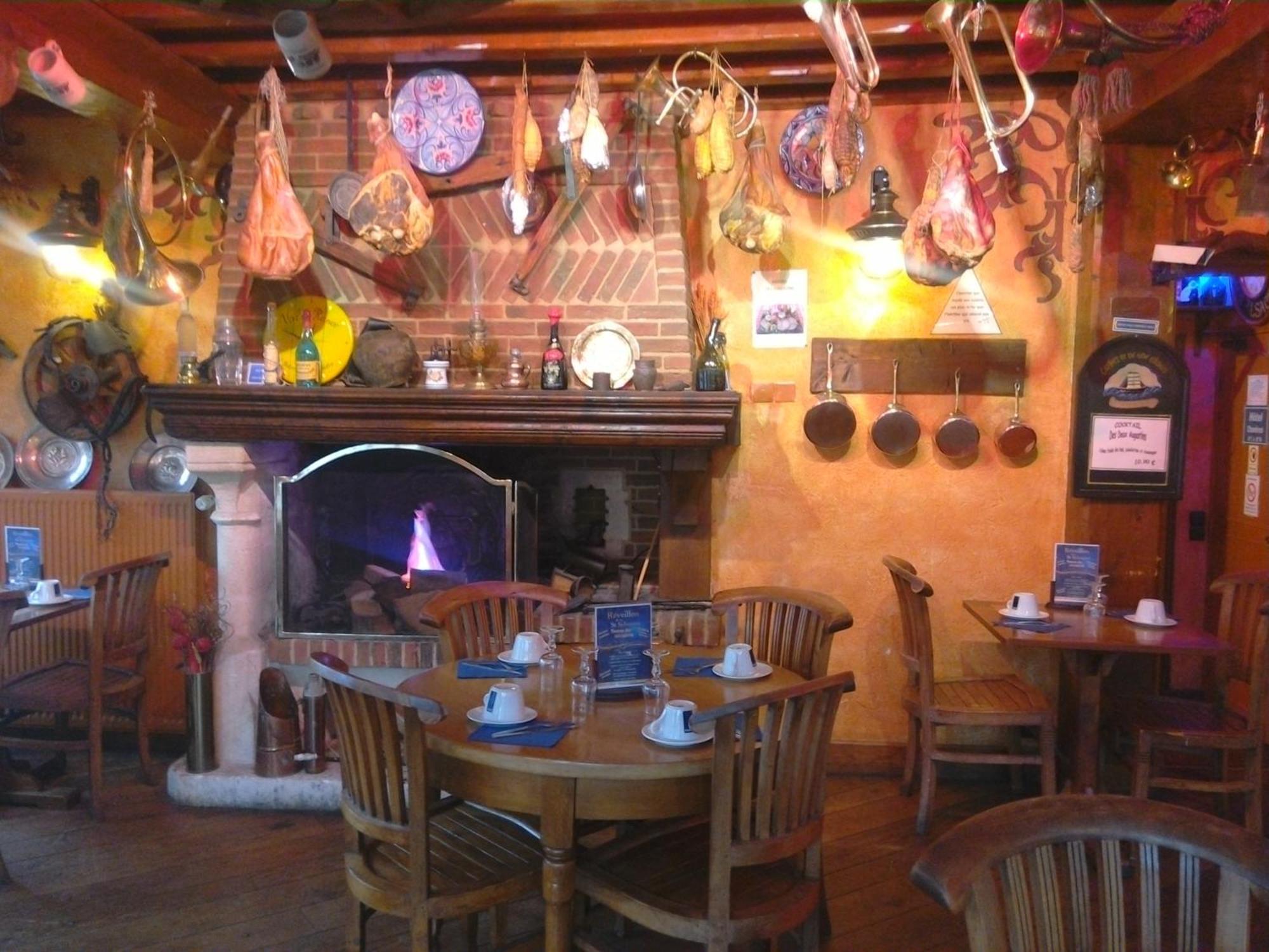 La Taverne Des Deux Augustins Étretat Buitenkant foto